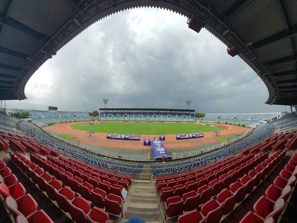 Comment borner une pelouse de football ?