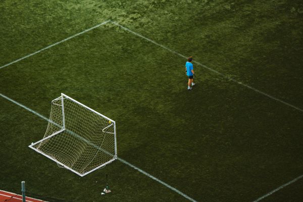 Comment borner une pelouse de football ?