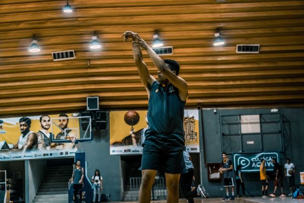 Les meilleures techniques de jeu pour chaque type de terrain de basket